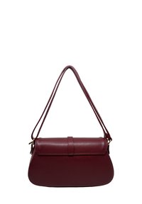 Bordowa skórzana torba na ramię z klapką i podwójnym paskiem, ozdobiona złotymi elementami metalowymi.