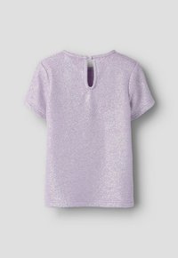 Kortermet lavendelfarget glitrende topp med nøkkelhullbakside og knappelukking på en enkel grå bakgrunn.