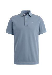 Polo à manches courtes, de couleur bleu clair, avec trois boutons blancs et un petit logo d'aigle brodé sur la poitrine gauche.