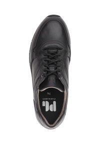 Zwarte leren sneaker met een ronde neus, vetersluiting, gewatteerde kraag en een getextureerde binnenzool met een logo aan de binnenkant.