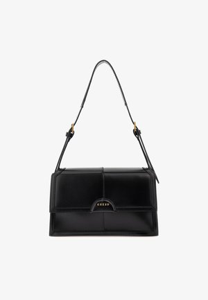 Černá kožená kabelka se strukturovaným designem, zdobená zlatým logem a jedním nastavitelným popruhem. Hladký povrch, obdélníkový tvar.