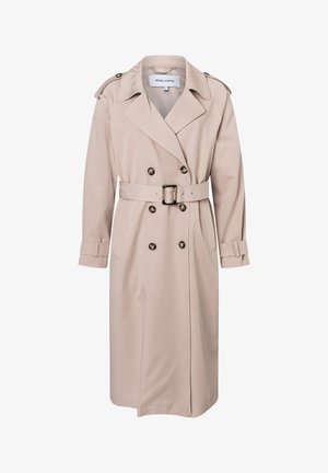 Beiger, doppelt geknöpfter Trenchcoat mit breitem Revers, tailliertem Gürtel, Schulterklappen, Ärmelriemen und Vorderentaschen.