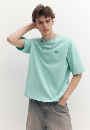 PULL&BEAR, BOXY LOGO T-SHIRT STWD - T-Shirt print - green