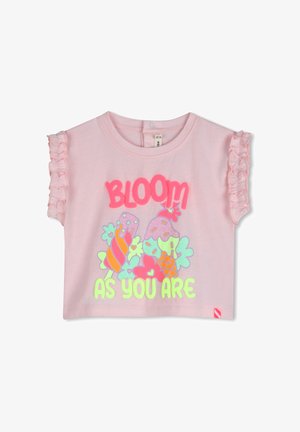 Crop top rosa a maniche corte con volant sulle maniche. Presenta un testo audace e colorato "BLOOM AS YOU ARE" con grafiche di gelato e cuori.