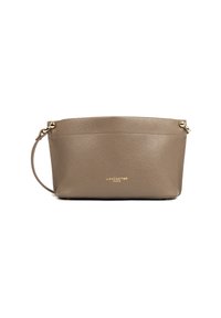 Borsa in pelle grigia con finitura a ciottoli, design piatto, accessori in metallo dorato e marchio impressato. Include un manico corto per il trasporto a mano.