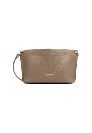 Borsa in pelle grigia con finitura a ciottoli, design piatto, accessori in metallo dorato e marchio impressato. Include un manico corto per il trasporto a mano.