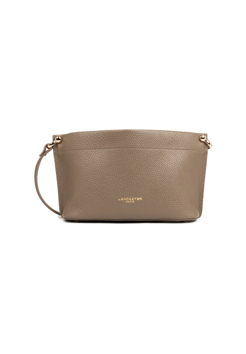 Borsa in pelle grigia con finitura a ciottoli, design piatto, accessori in metallo dorato e marchio impressato. Include un manico corto per il trasporto a mano.