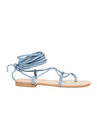 Sandali piatti in suede blu con fasce sottili, suola beige e un lungo lacci per avvolgere la caviglia. Design semplice con minimalismi.