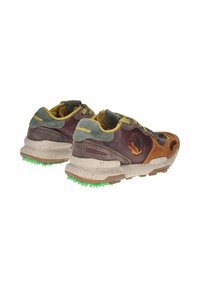 Sneaker marrone e grigio con materiali misti, caratterizzato da un design robusto, dettagli testurizzati, suola maculata verde e costruzione a strati.
