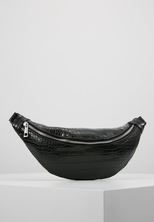 Borsa a tracolla nera in similpelle di coccodrillo con un design curvo, zip argentata prominente e una texture liscia. Include una tracolla regolabile.
