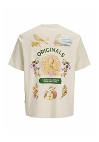 Beige pamut póló, élénk grafikai elemekkel, mint polip, virágok, madarak és gyümölcsök, rajta az "ORIGINALS" és "LOCAL COLLECTIVE" felirat.