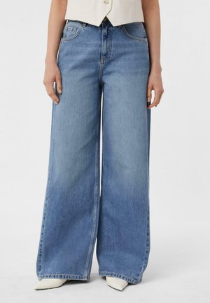 - Wide leg