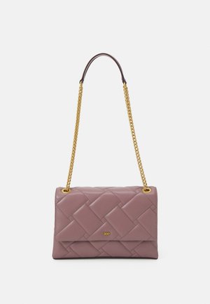 Sac à main en cuir matelassé mauve avec une bandoulière chaîne dorée et un petit logo doré DKNY sur le rabat avant.