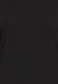 Texture de tissu noir uni avec un motif de tricot fin, sans étiquettes visibles, dessins ou autres éléments.
