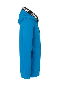 Blauwe hooded sweatshirt met een zwart Kempa-logo op de kraag. Heeft een zijzak en ribgebreide boorden. Soepele, rekbare stof.