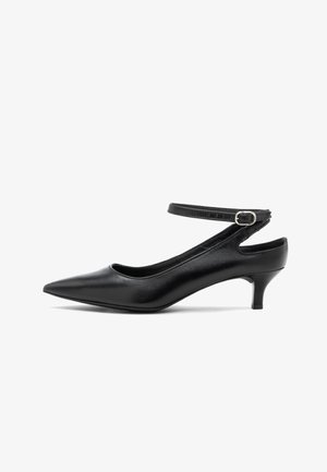 Décolleté nera con punta affilata e tacco kitten, realizzata in pelle liscia. Presenta una cinturino alla caviglia con fibbia e un design aperto sul retro.