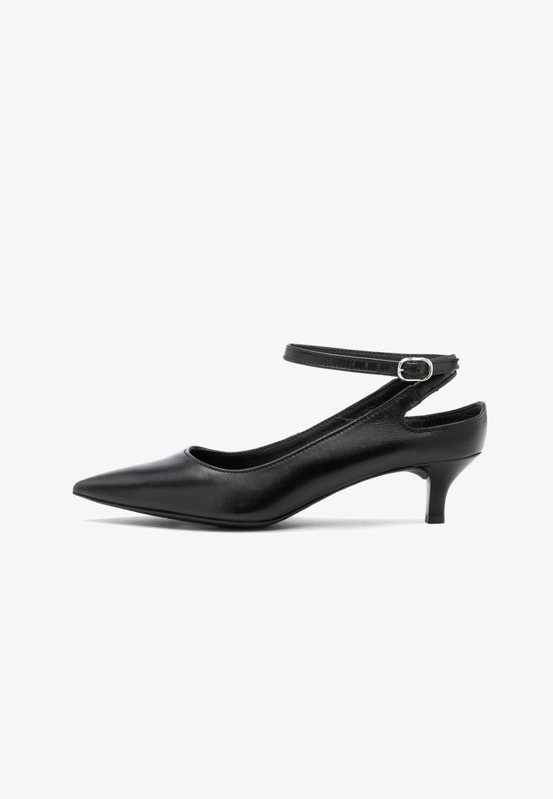 Črne črne regale z ostrim nosom in nizko peto, izdelane iz gladkega usnja. Imajo zaponko na traku okrog gležnja in odprto zadaj.