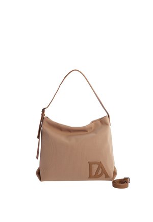 Bolso bandolera texturizado de color marrón claro con correa ajustable, cierre de cremallera y logo 'DA' grabado en la esquina inferior derecha del frente.