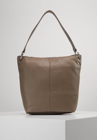 Läderbucketbag i taupe-färg, med en slät textur och en enda axelrem. Har en central söm och metalliska detaljer.
