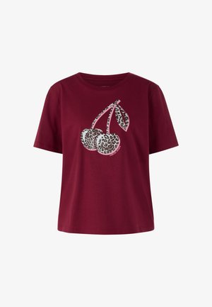 Dunkelrotes Baumwoll-T-Shirt mit einem Motiv von zwei Kirschen im Leopardenmuster und rosa Schleifen. Rundhalsausschnitt und kurze Ärmel.