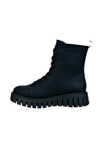 Schwarze Schnürstiefel aus strukturiertem Material mit dicker, profilierten Sohle und einer Zuglasche an der Ferse.