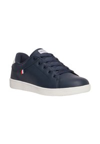 Sneaker sintetico blu navy con suola in gomma bianca, punta rotonda, lacci piatti, dettagli testurizzati e piccolo logo tricolore sul lato.