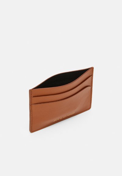 Portafoglio in pelle marrone con logo impresso, dotato di più scomparti per carte e una superficie liscia. Progettato in una forma rettangolare e sottile.