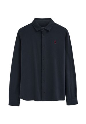 Schwarzes, langärmliges Hemd mit Knöpfen und Kragen, mit einem kleinen roten gestickten Logo auf der linken Brust.