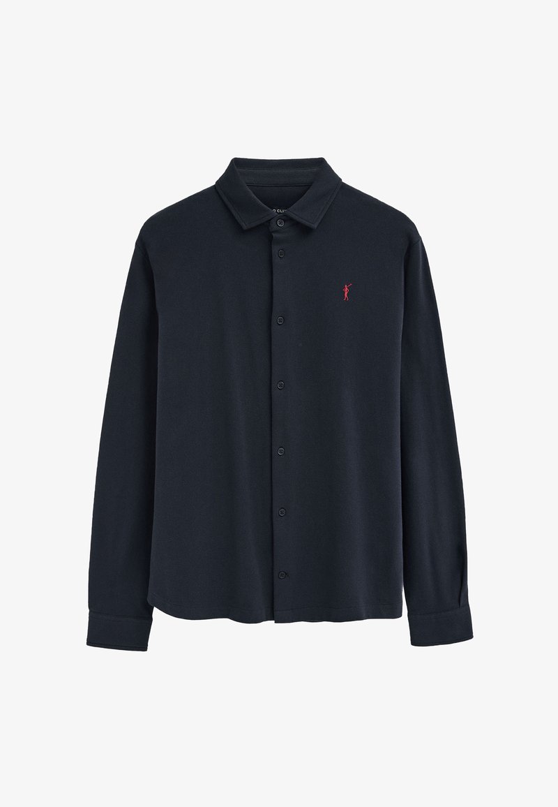 Camicia nera a maniche lunghe con bottoni e colletto, con un piccolo logo rosso ricamato sul petto a sinistra.