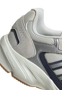 Męskie sneakersy z szarym siateczkowym wierzchem, z zamszowymi akcentami i białą gumową podeszwą. Posiadają perforacje dla lepszej wentylacji oraz branding 'Cloudfoam'.