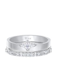 Sæt af sterling sølv ringe med en central marquise-slebet sten og en ring med flere små indlagte klare stene.