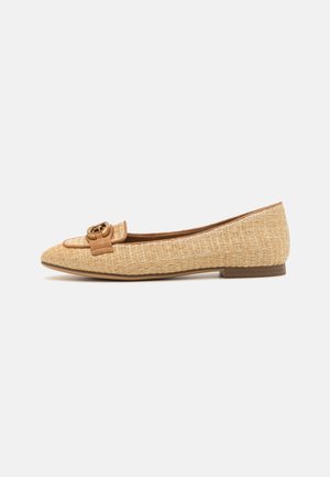Ballet flats en paille naturelle avec un bout arrondi, un accent en cuir marron et des détails de boucle, semelle plate et texture tissée sur toute la surface.