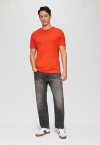 s.Oliver MIT CREW NECK UND LOGO - T-shirt basic - dunkelorange