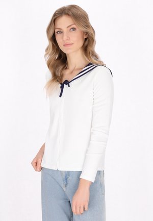 Witte blouse met lange mouwen en een marineblauwe zeeman kraag, met gestreepte details en een striksluiting bij de hals. Gladde stof en aansluitend ontwerp.