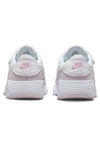 Sneaker Nike Air bianche e rosa chiaro. Fodera in pelle liscia con cinturino a strappo, collare imbottito e suola in gomma bianca scanalata.