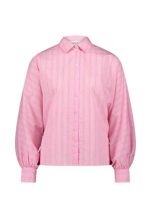 Blouse rose à boutons avec des rayures verticales blanches et beiges, un col pointu et des manches longues bouffantes avec poignets boutonnés.