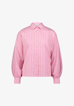 Pink knap-op skjorte med lodrette hvide og beige striber, en spids krave og lange puffede ærmer med manchetter ved håndleddene.