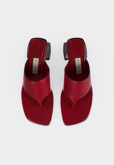 Κόκκινα δερμάτινα σανδάλια με ανοιχτά δάχτυλα και τακούνι, τετράγωνη μύτη, λουράκι ανάμεσα στα δάχτυλα και μαύρα τετράγωνα τακούνια, προβολή από πάνω.