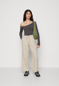 Gina Tricot Petite TROUSERS  - Kelnės - new beige