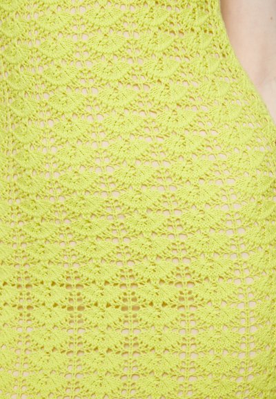 Vestido de malha com um padrão de trabalho aberto em amarelo brilhante, exibindo um design texturizado com motivos em forma de folha por toda a peça.