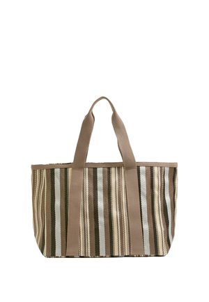 Torba za na rame z navpičnimi bež, rjavimi in belimi črtami ter širokimi bež ročaji, postavljena na belem ozadju.
