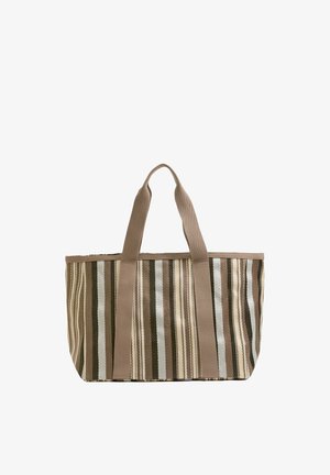 Sac cabas rayé avec des lignes verticales beige, marron et blanches et de larges anses beiges, posé sur un fond blanc.