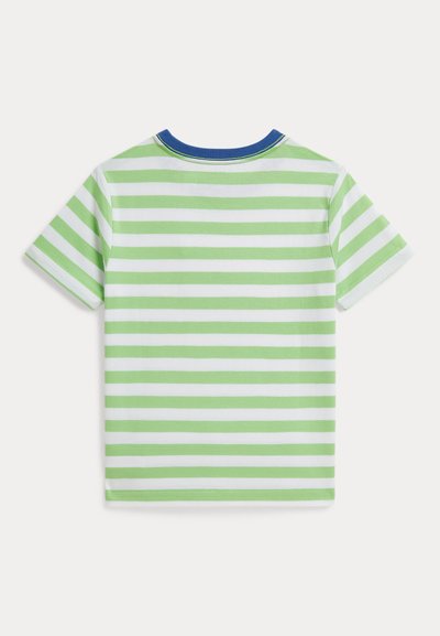 Camiseta de manga corta con rayas horizontales verdes y blancas y un cuello azul acanalado, vista por detrás sobre un fondo blanco.