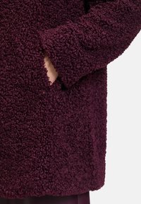 Burgunderfarbener, strukturierten Mantel mit einer weichen, flauschigen Oberfläche, seitlicher Tasche, lässigem Schnitt und weiten Ä sleeves.