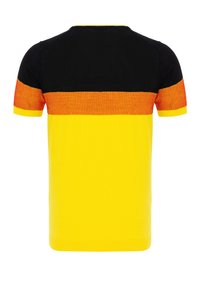 Camiseta de manga corta con la parte superior negra, sección media a rayas naranja y parte inferior amarilla brillante. Textura de algodón suave.