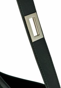 Czarny skórzany pasek z prostokątnym akcentem ze srebrnego metalu, charakteryzujący się gładką fakturą i precyzyjnymi detalami przeszycia.