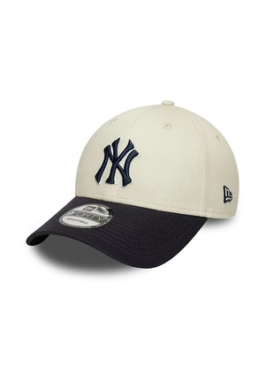 Casquette de baseball beige et noire ajustable avec le logo des New York Yankees brodé sur le devant et le logo New Era sur le côté.
