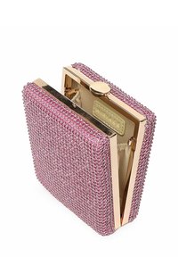 Clutch rosa con perline, dotata di una struttura metallica dorata, chiusura a scatto e interno foderato in raso. Presenta una superficie testurizzata e una forma rettangolare compatta.