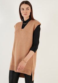 LELA Basic póló - camel