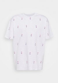 Szara koszulka z bawełny z drobnym nadrukiem logo NBA w kolorach czerwonym, niebieskim i białym na całej powierzchni. Krótkie rękawy i okrągły dekolt.